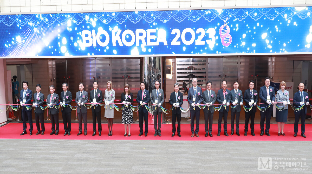 충북도와 한국보건산업진흥원이 공동주최하는 '바이오 코리아(BIO KOREA) 2023'이 10일 사흘간의 일정으로 서울 코엑스에서 개막했다.
