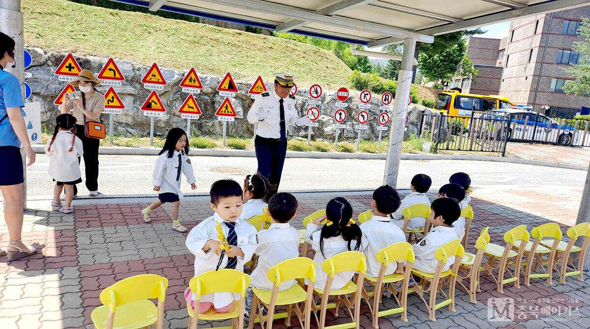 충주 수안보 경찰학교 내 어린이 교통안전체험관이 인기다. 영아들이 도로교통표지판에 대한 경찰의 설명을듣고 있다. 