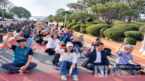 단재고 정상개교를 위한 도민행동은 14일 오후 충북도교육청에서 '단재고 정상개교를 위한 6.14도민행동 항의집회'를 개최했다.