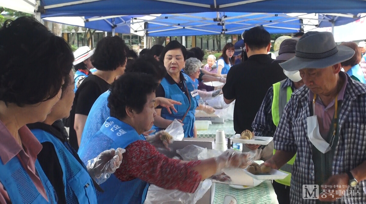 한국자유총연맹 청주시지회가 22일 오전 청주 중앙공원에서 6.25음식체험 및 안보 사진전을 개최한 가운데 참가자들이 6.25음식 배식을 받고 있다.