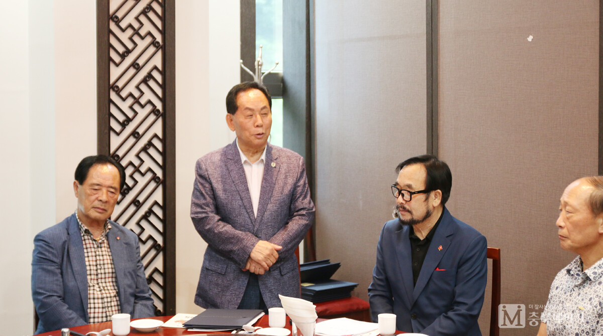 주재구(왼쪽서 두 번째) ㈜미래테크 회장이 20일 충북사회복지공동모금회 모금분과실행위원장으로 위촉됐다.