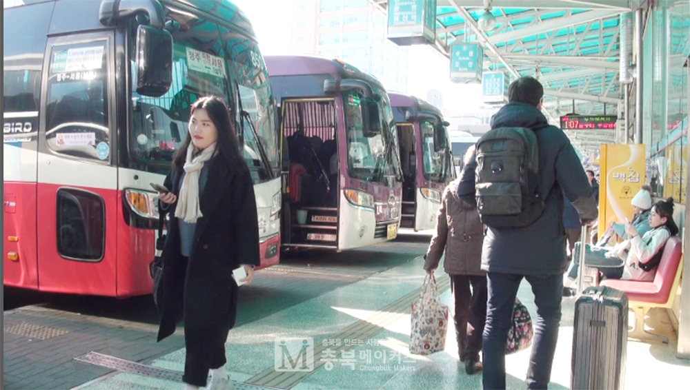 충북도는 집중호우로 충북선 철도 운행이 중단된 청주~제천 구간에 도민 불편 해소를 위해 시외버스를 증편 운행한다고 24일 밝혔다.