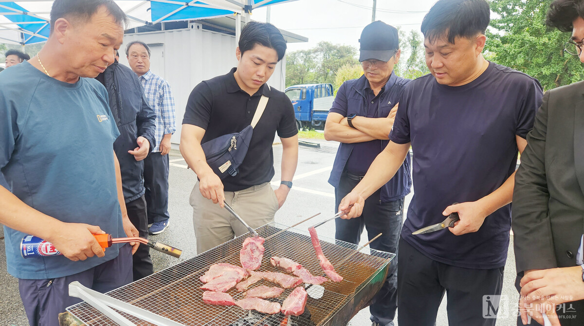 음성군 소이면 축산계는 15일 소이면행정복지센터 광장에서 한우고기 소비촉진 행사를 가졌다.