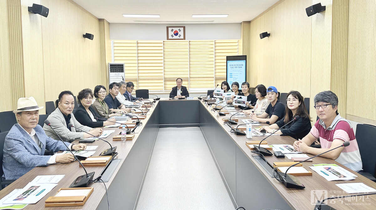 청주시의회 환경위원회 박완희(가운데) 의원은 18일 의회 중회의실에서 ‘청주시 기후행동보상제 도입을 위한 간담회’를 개최했다.