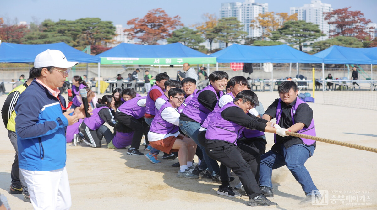 청주시기업인협의회는 지난 28일 14개 읍·면·동 협의회원 600여명의 노사 가족이 참석한 가운데 노사 화합 한마음체육대회를 개최했다.