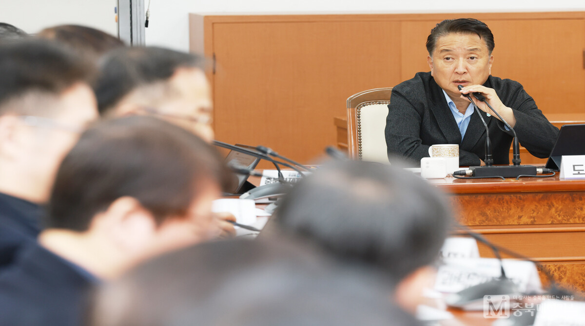 김영환(사진) 충북지사는 17일 도청 소회의실에서 열린 확대간부회의에서 ‘근로 유학생 1만명 유치는 1석 5조 효과를 거둘 것’이라고 자신했다.