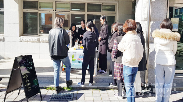 청주여자고등학교(교장 최동일)는 29일 학생 주도로 1회용품 제로 챌린지 '텀블러 데이'를 개최했다.