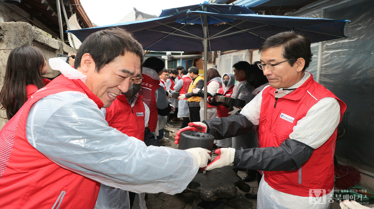 충북도교육청은 11일 청주 모충동 일원 취약계층에 사랑의 연탄 6000장을 전달했다.
