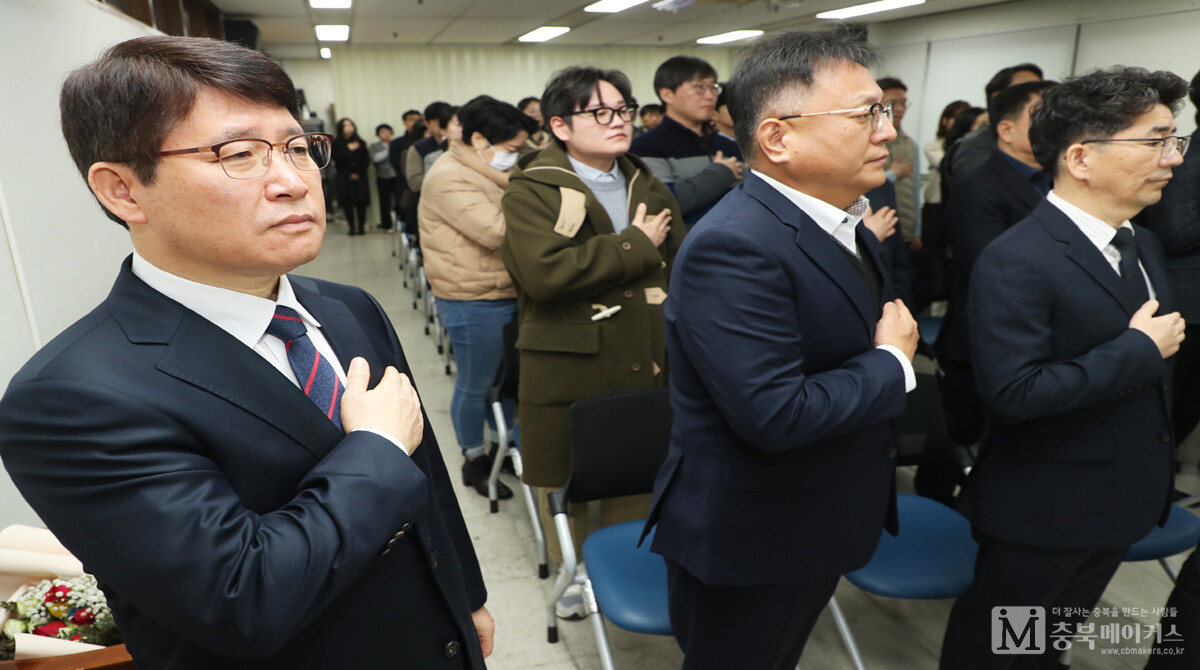 신임 안창복(왼쪽) 충북도의회 사무처장이 지난 2일 취임식을 갖고 본격 업무에 들어갔다.
