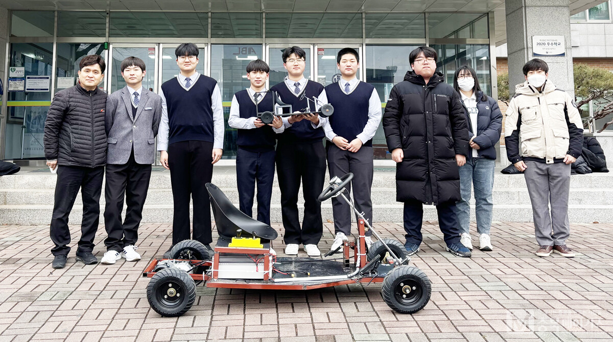 청주공업고등학교 학생 6명과 교사 3명이 학과 기술융합으로 전기자동차를 자체 제작해 주목받고 있다.