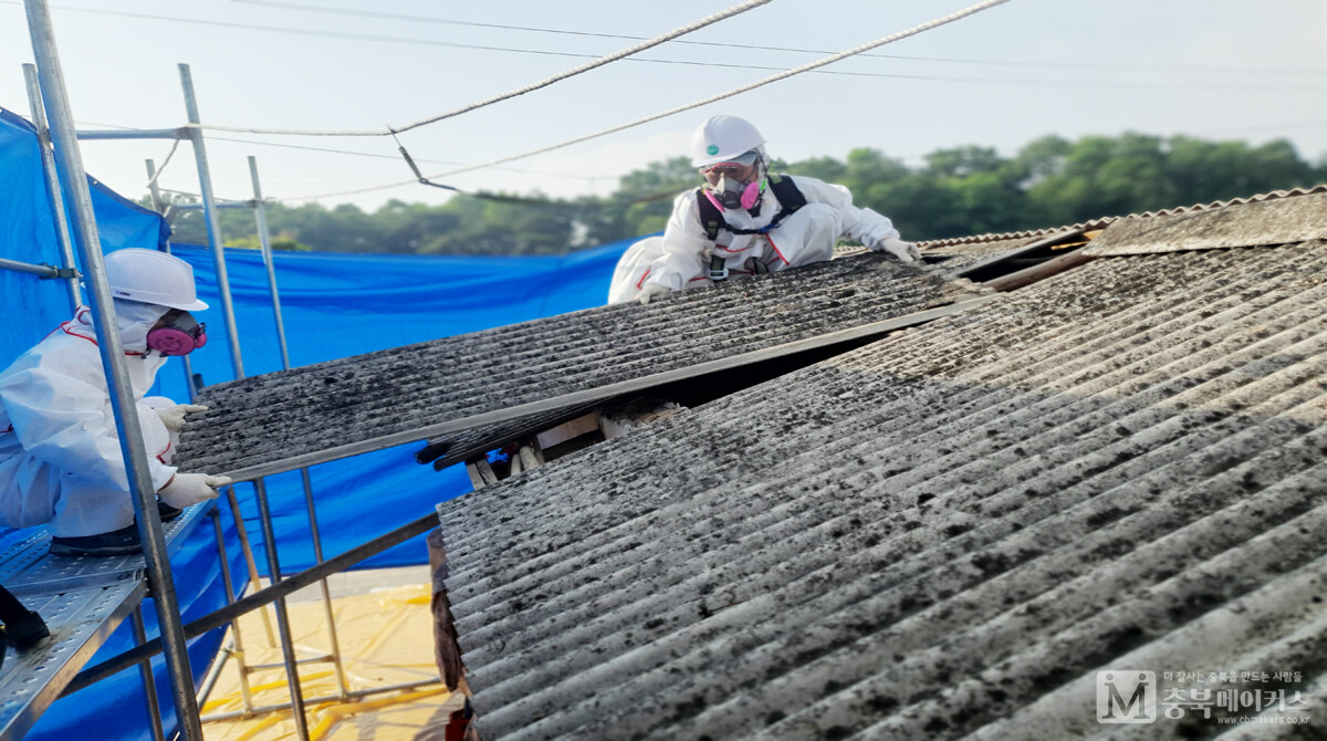 증평군이 발암물질이 포함된 노후 슬레이트 철거 및 지붕개량사업을 추진한다고 16일 밝혔다.