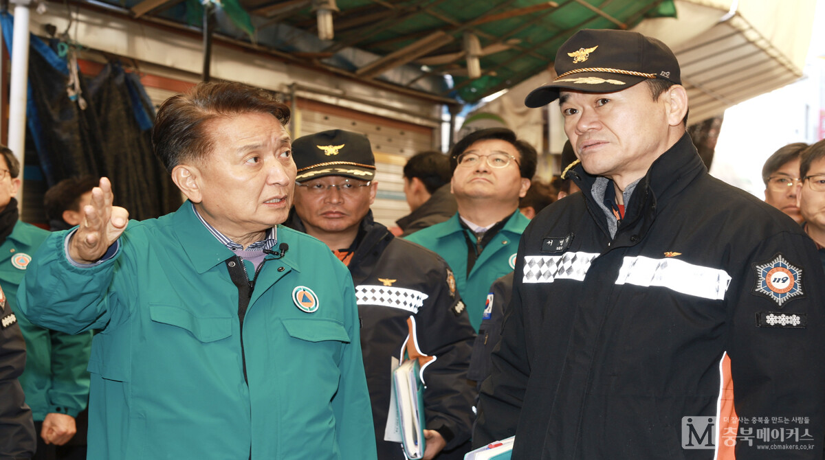 김영환(왼쪽) 충북지사가 25일 설 명절을 앞두고 청주 사창시장을 찾아 긴급 화재예방 안전점검을 실시했다.
