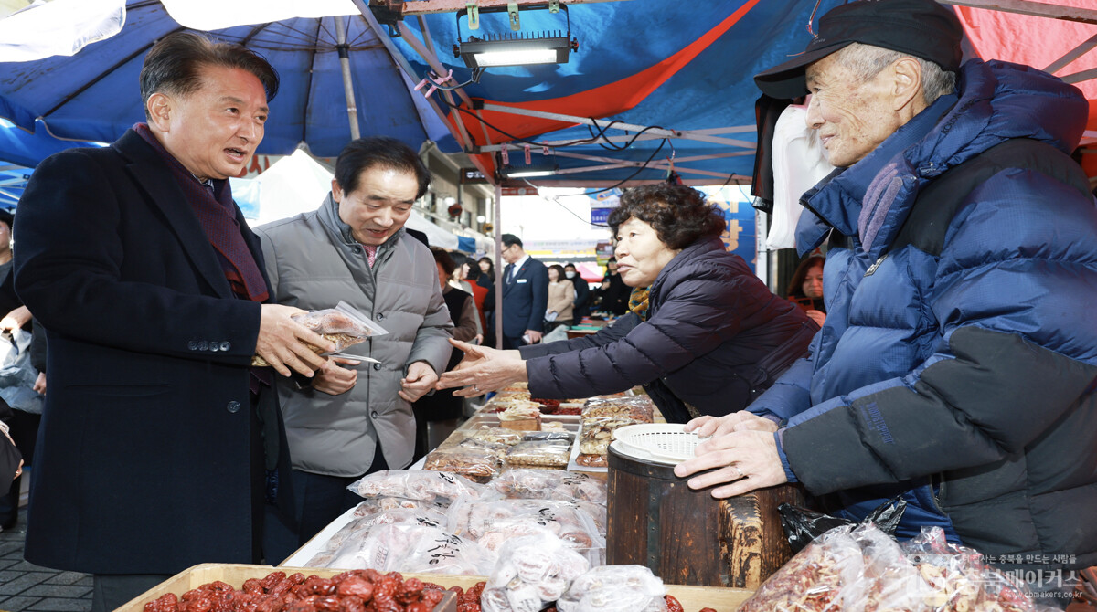 김영환(왼쪽) 충북지사는 30일 송기섭(왼쪽서 두 번째) 진천군수와 함께 진천 중앙시장을 찾아 상인들의 애로사항을 들었다. 