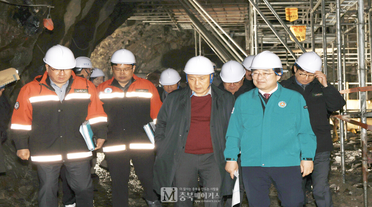 김영환(왼쪽서 세 번째) 충북지사는 1일 개관을 앞둔 옥천 장령산 휴양림 내 숲속동굴 체험파크 조성 현장을 찾아 속도감 있는 사업추진을 당부했다.