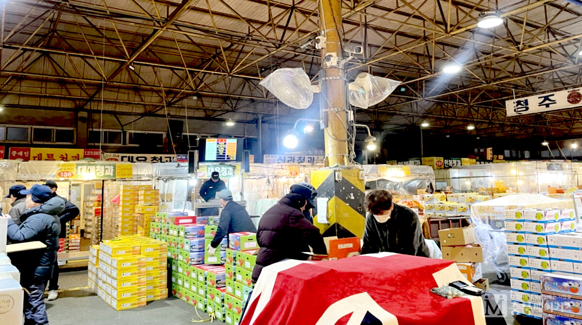 청주시농수산물도매시장(사진)은 오는 9~12일 나흘간의 설 연휴기간 경매시장이 쉰다고  밝혔다. 