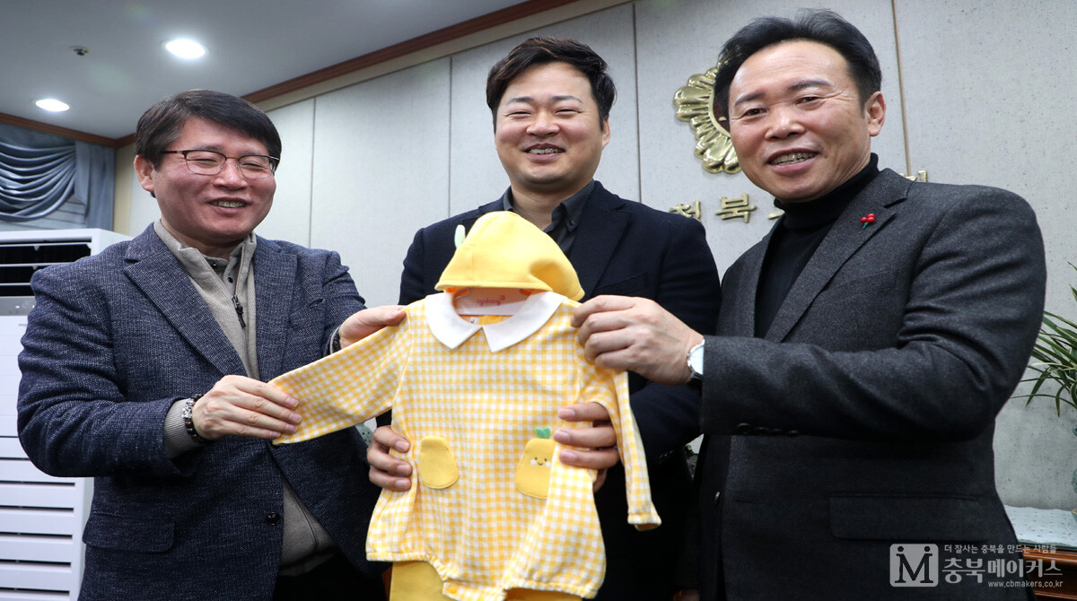 황영호(오른쪽) 충북도의장이 7일 셋째 아이의 아버지가 된 의회운영위원회 유지영(가운데) 주무관에게 출산 선물을 전달하고 격려했다.