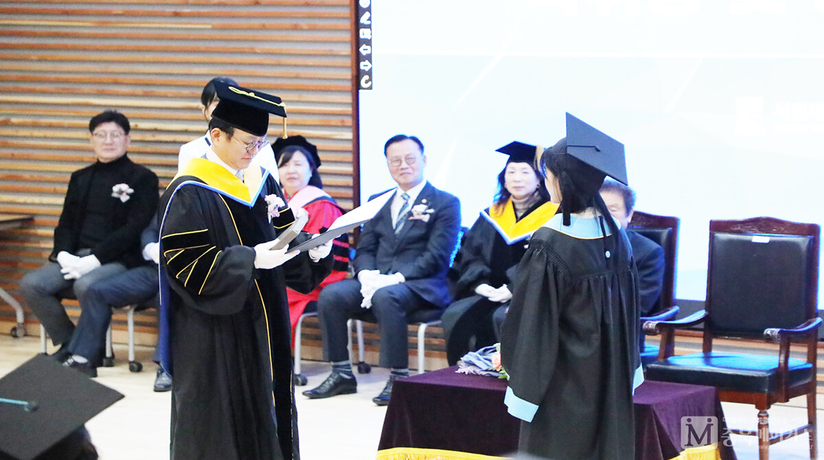 서원대학교(총장 손석민)는 15일 행정관에서 2023학년도 전기 학위수여식을 개최했다.