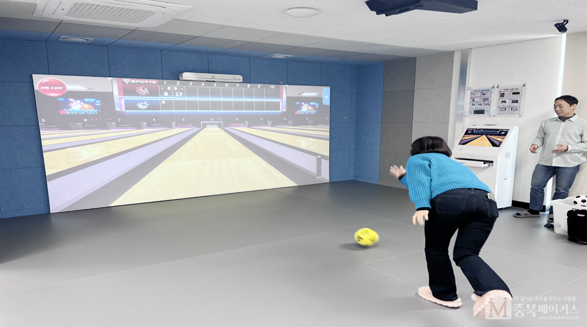 충주시는 문체부 지원을 받아 서충주청소년문화의집 2층 유스메이커실에 ‘가상현실(VR) 스포츠실'을 조성했다고 22일 밝혔다.
