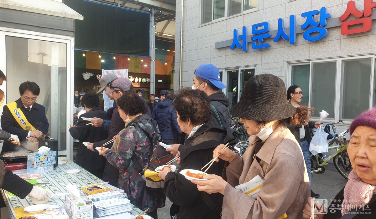충북도가 지난해 3월 3일 오후 청주서문시장 주차장에서 삽겹살 축제 기간 못난이 김치 시식행사를 벌이고 있다.(충북메이커스DB) 