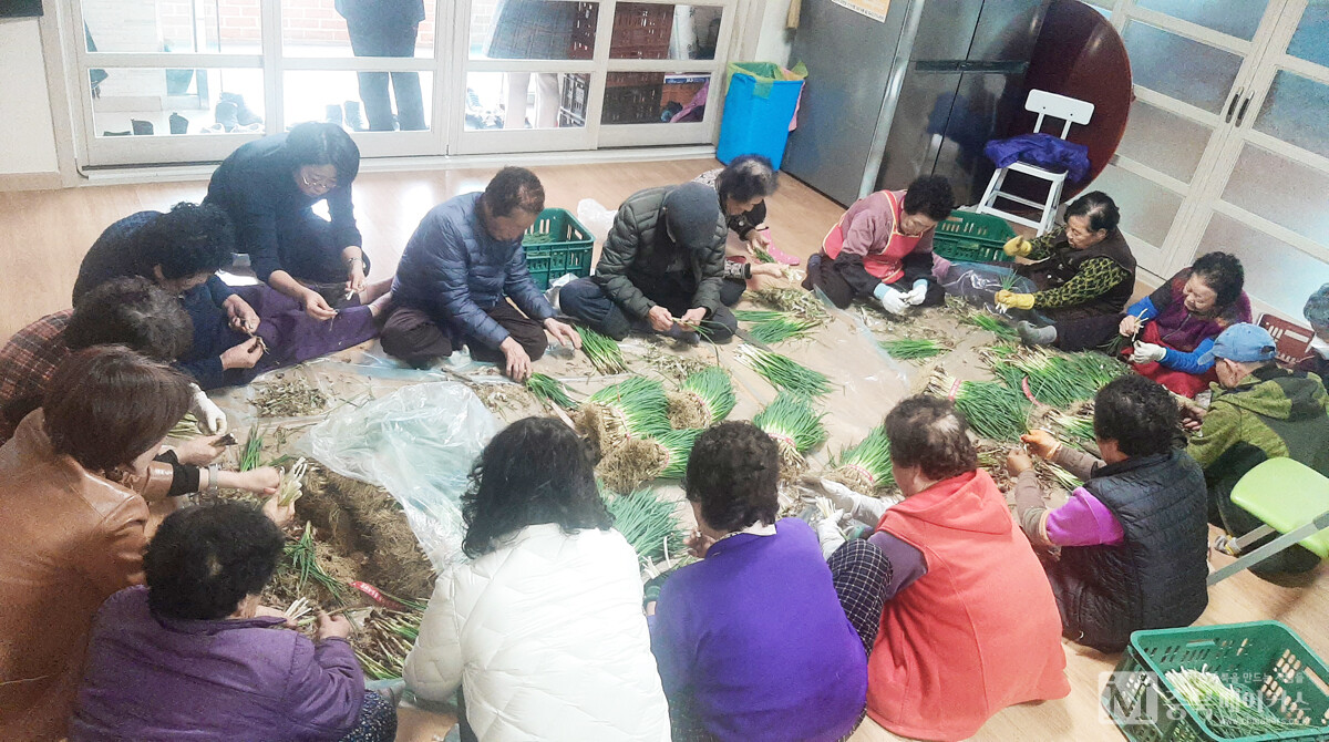 청주 오창읍 탑리경로당 어르신 10여명이 5일 못난이김치 생산업체 산수야의 가공 봉사활동에 참여했다.