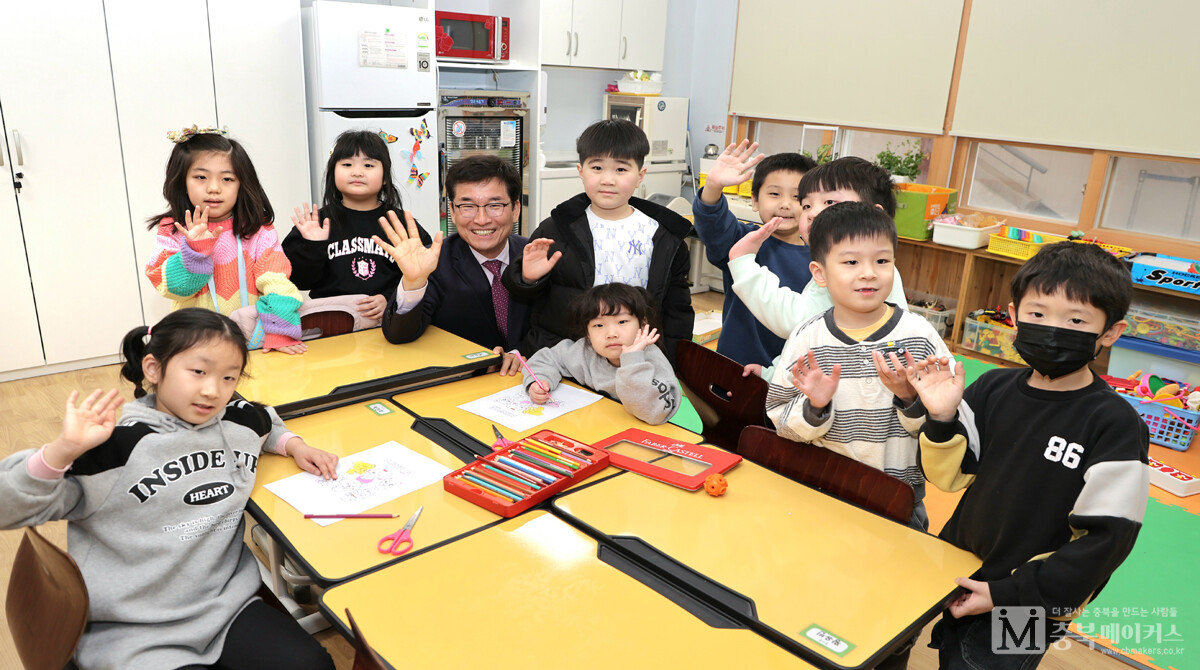 윤건영(왼쪽서 네 번째) 충북교육감이 5일 충북형 늘봄학교 옥천군 장야초등학교를 방문, 격려했다.