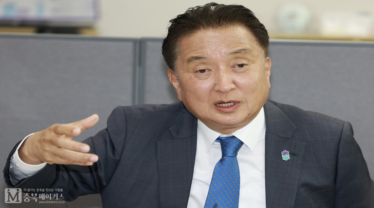 김영환(사진) 충북지사가 2023년 10월 17일 오전 도청 출입기자 간담회에서 정부의 의대정원 확대 의지를 적극 지지하고 환영한다고 밝혔다.