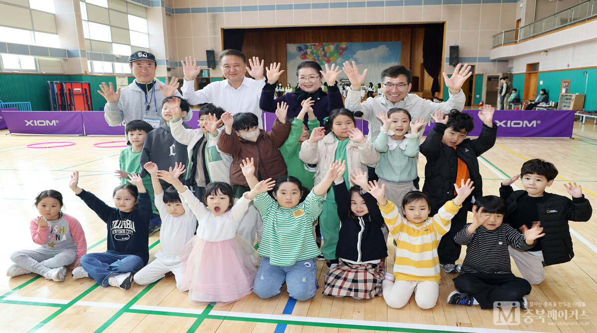 김영환 충북지사와 윤건영 충북교육감이 15일 청주 샛별초 늘봄학교 프로그램을 참관했다.