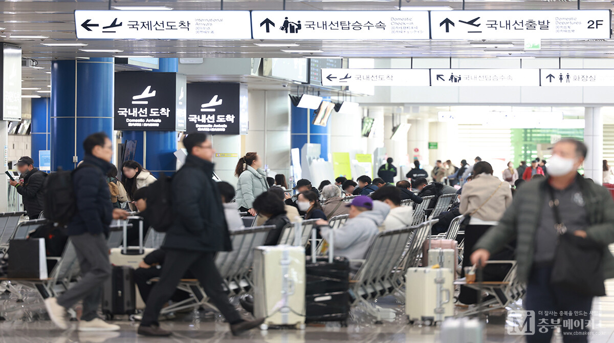 충북도가 청주국제공항의 연간 이용객 700만명 시대(사진)를 대비한 정부 대응논리 개발을 위해 19일 실현 가능한 연구용역을 착수한다.