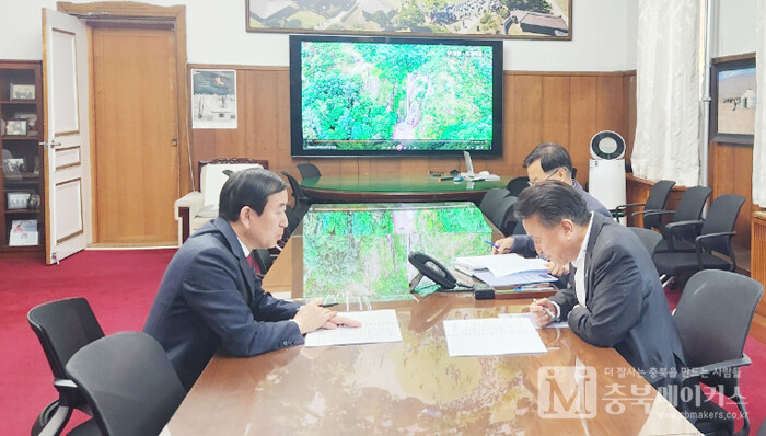 조길형(왼쪽) 충주시장은 지난 20일 김영환(오른쪽) 충북지사를 찾아 주요현안사업에 대한 지원과 협조를 요청했다.