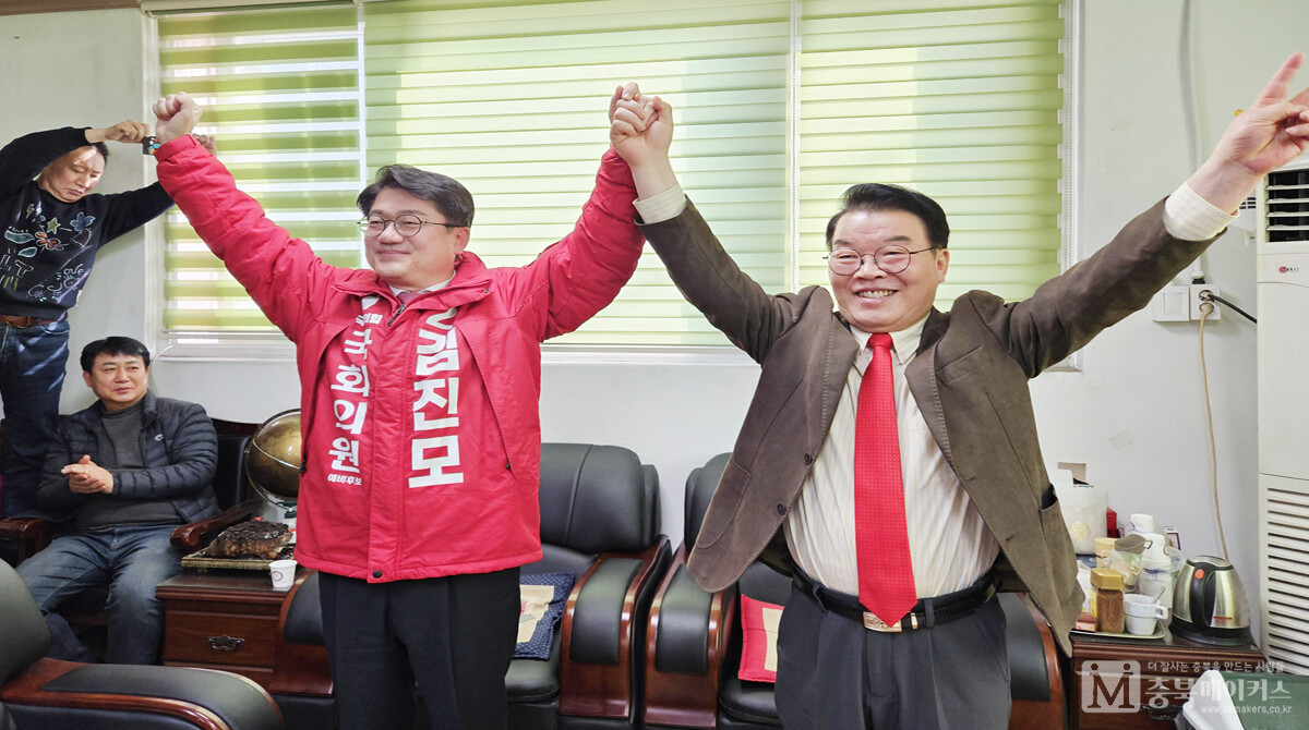 최현호(오른쪽) 전 국민의힘 청주서원당협위원장이 21일 22대 국회의원선거에서 김진모(왼쪽) 후보를 전폭 지지한다고 선언했다.