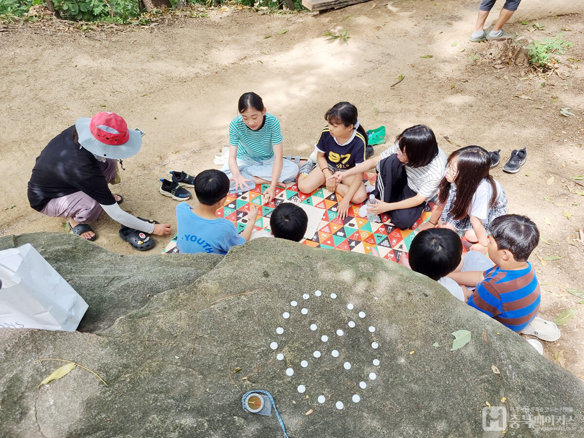 마을배움길연구소는 지난 13~14일 이틀간 충주 덕신초등학교 '별동무' 동아리 아이들과 함께 여름 별자리캠프 '별과 놀이, 이야기가 있는 우리들의 여름밤'을 성공적으로 마무리했다고 18일 밝혔다.